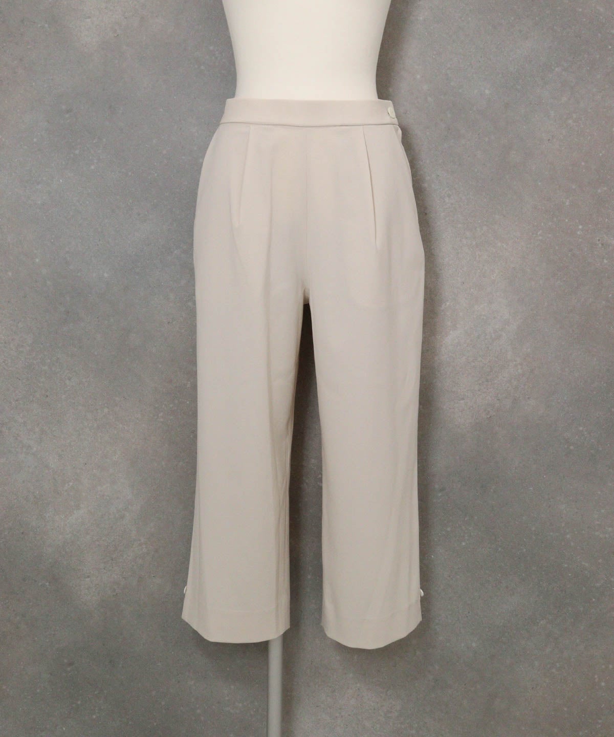 フロントタック八分丈パンツ(ベージュ)前