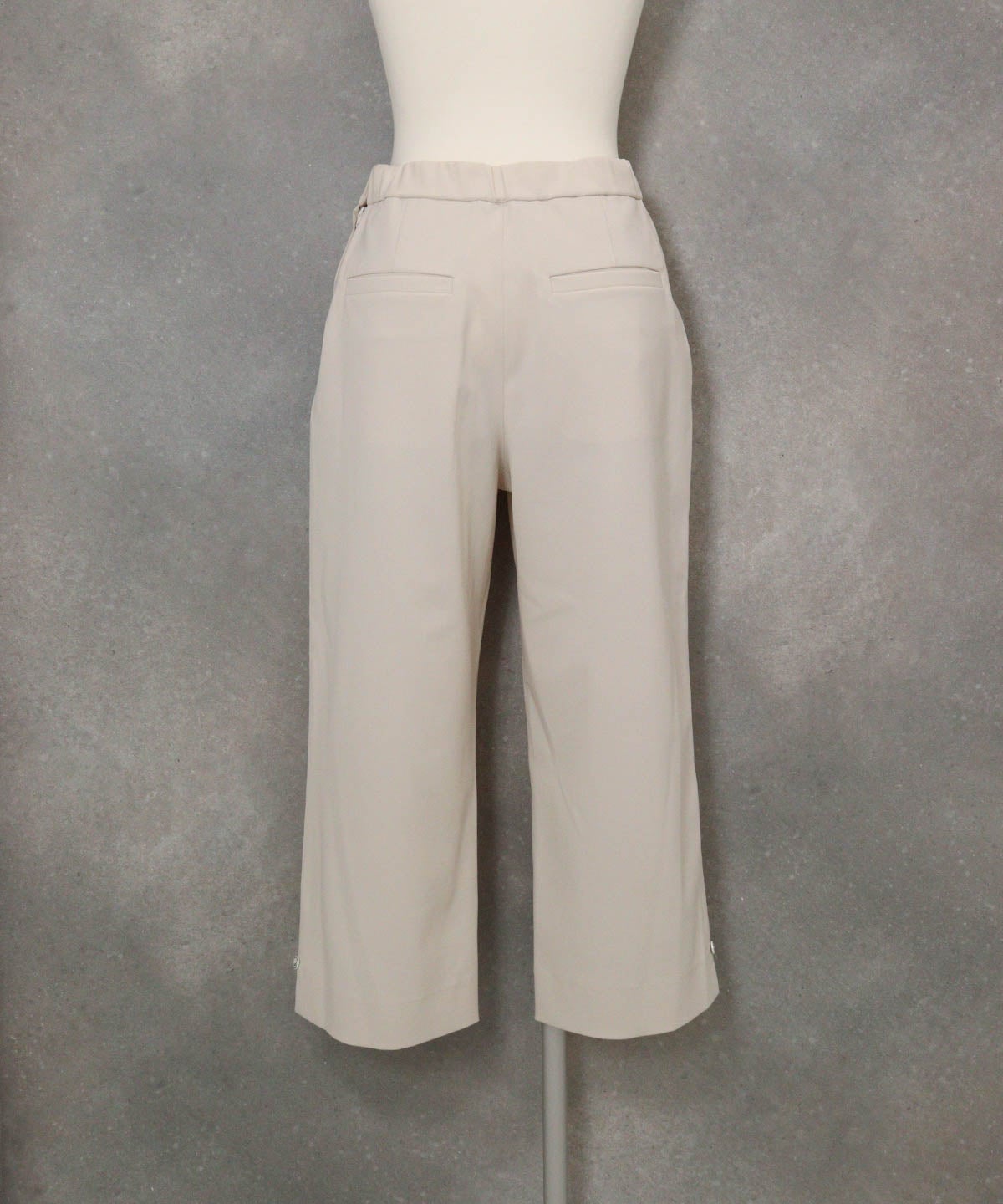 フロントタック八分丈パンツ(ベージュ)後ろ