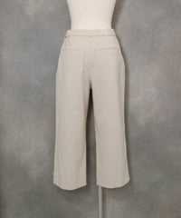 フロントタック八分丈パンツ(ベージュ)後ろ