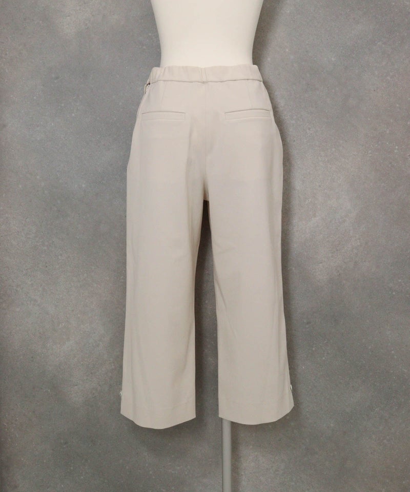 フロントタック八分丈パンツ(ベージュ)後ろ