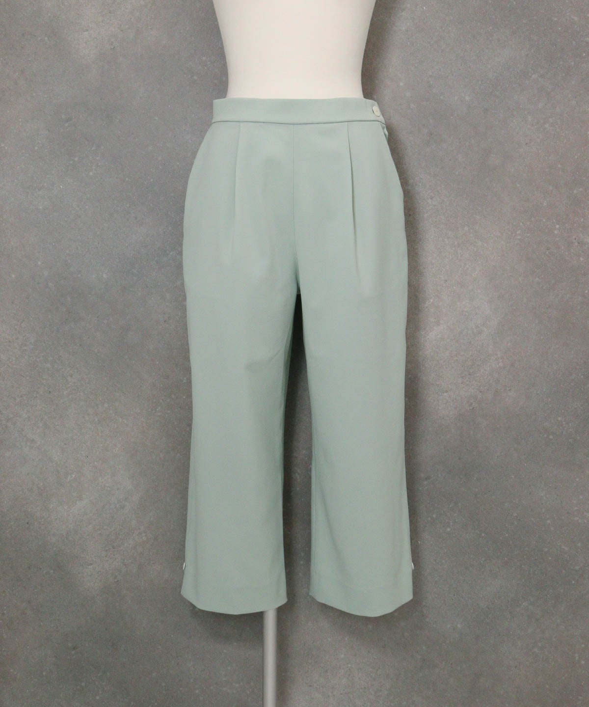 フロントタック八分丈パンツ(ライトグリーン)前