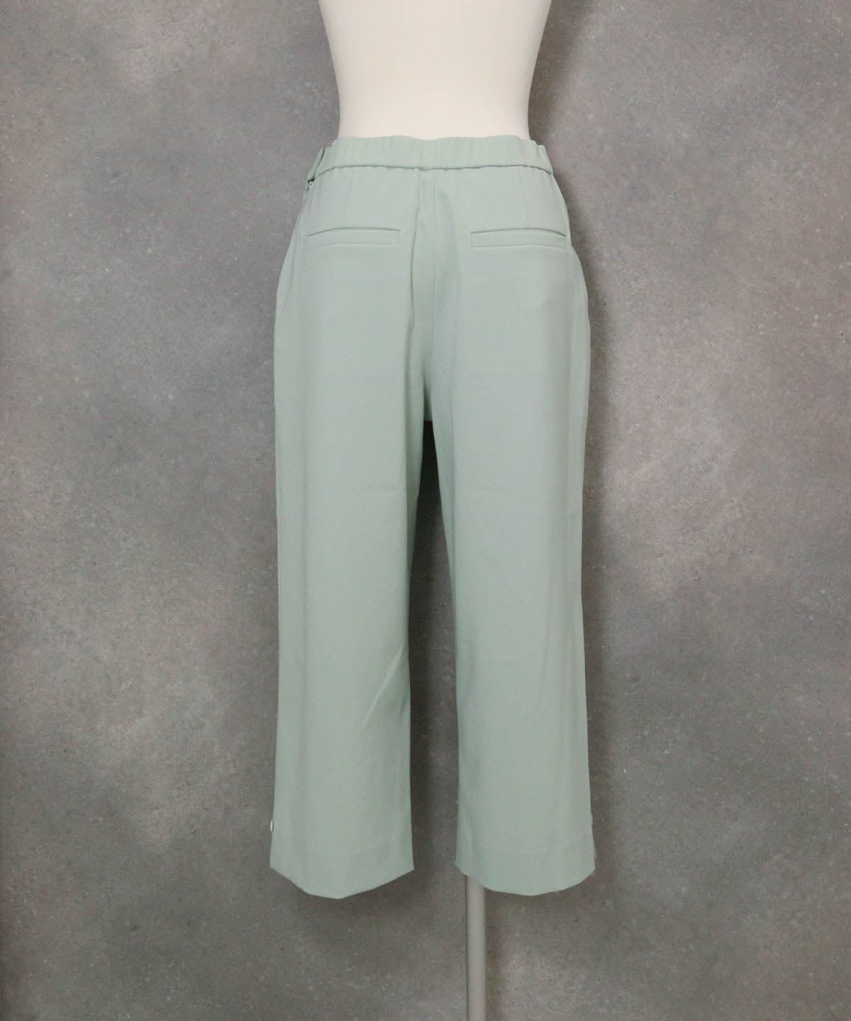 フロントタック八分丈パンツ(ライトグリーン)後ろ