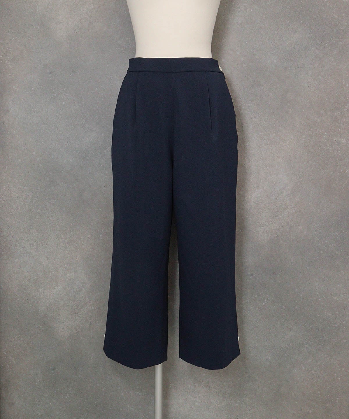 フロントタック八分丈パンツ(ネイビー)前