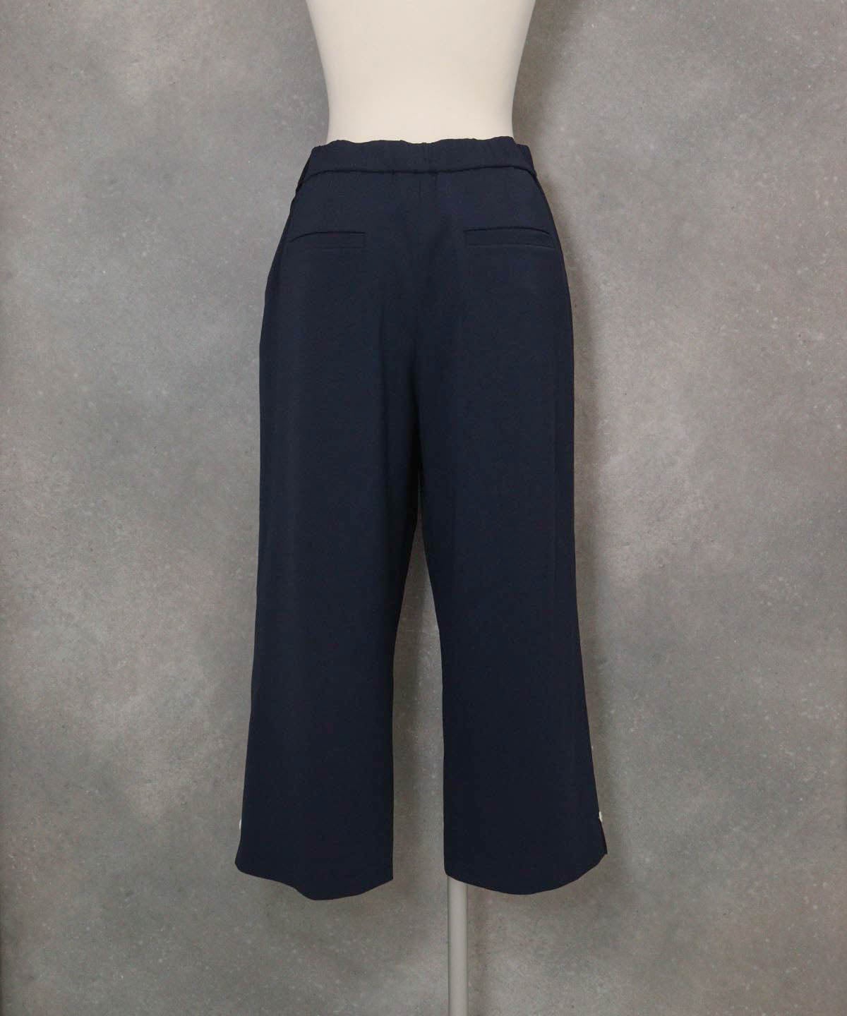 フロントタック八分丈パンツ(ネイビー)後ろ