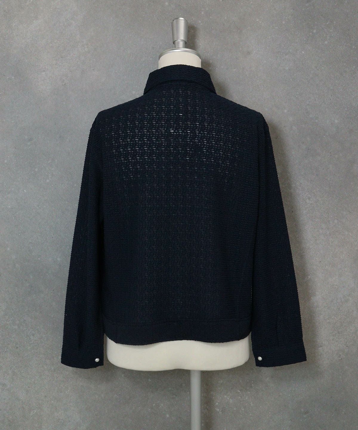 レース調襟付きシャツ後（ネイビー）