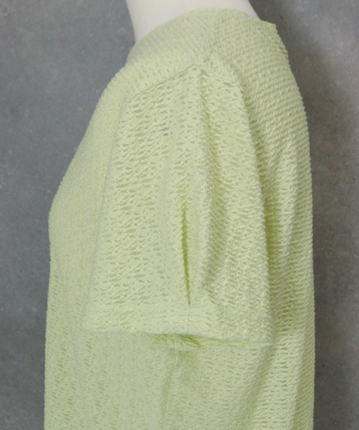 レース地タック袖プルオーバー横（ライトグリーン）