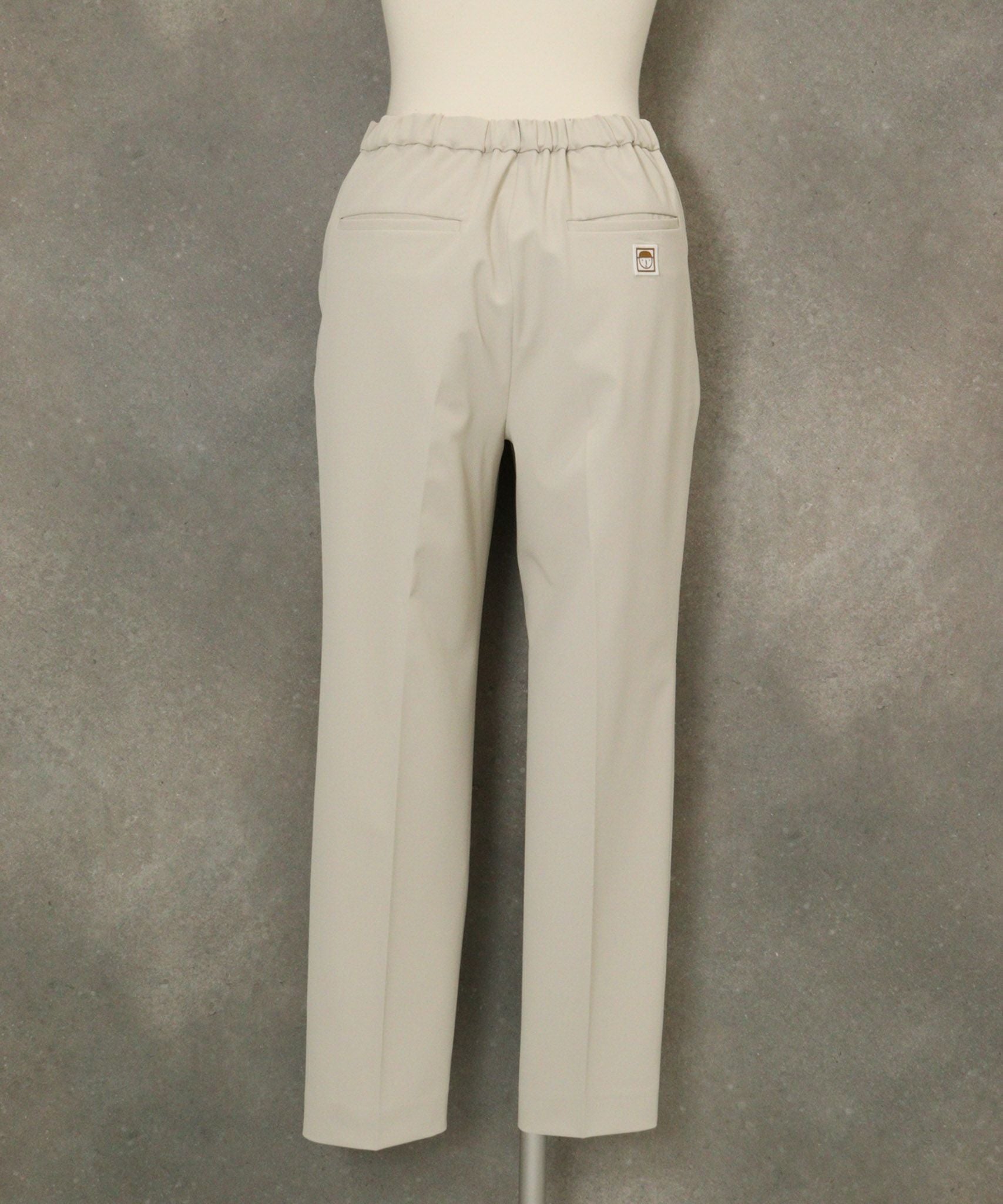 撥水ベーシックテーパードパンツ後（ベージュ）