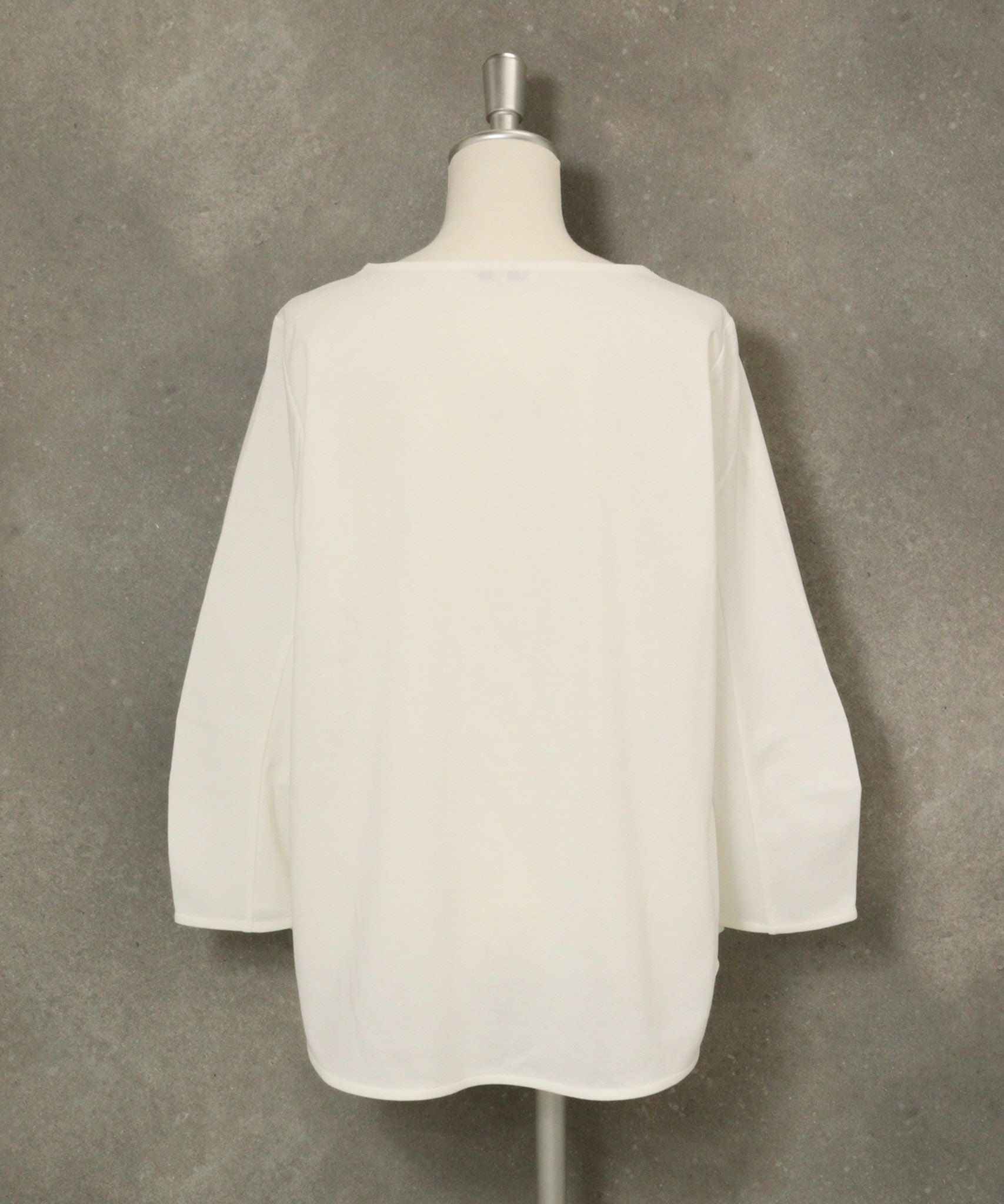 UV冷感タック袖プルオーバー後（ホワイト）