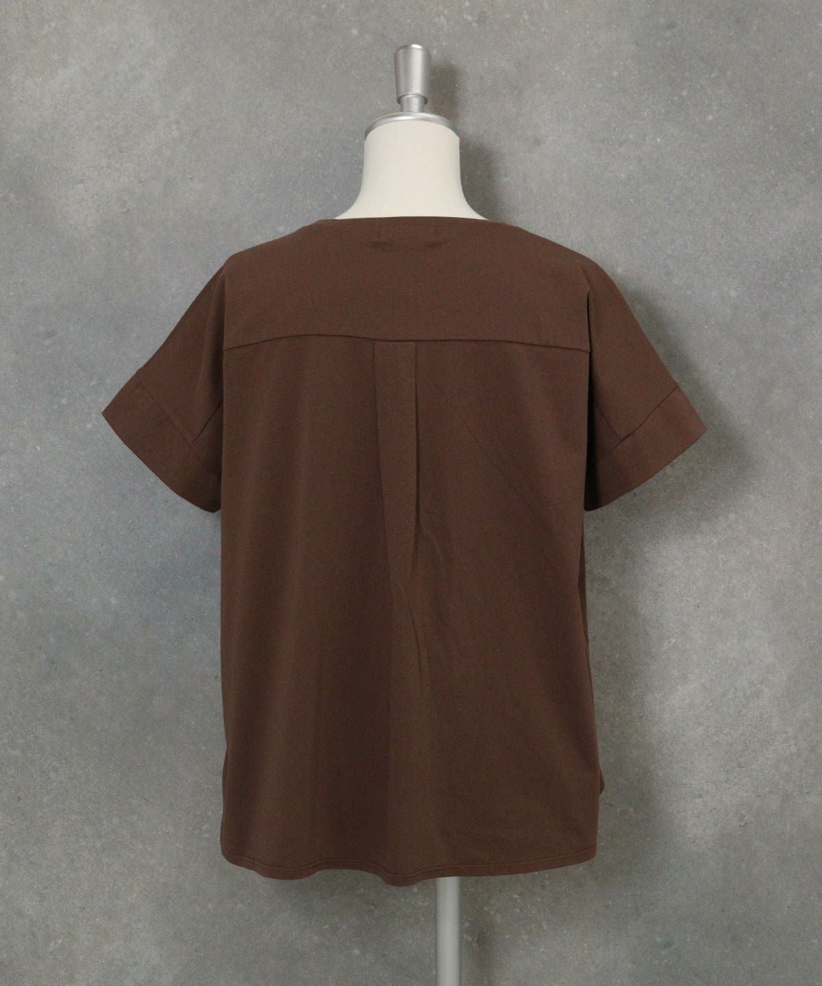 ビーズ刺繍UV冷感プルオーバー(ブラウン)後ろ