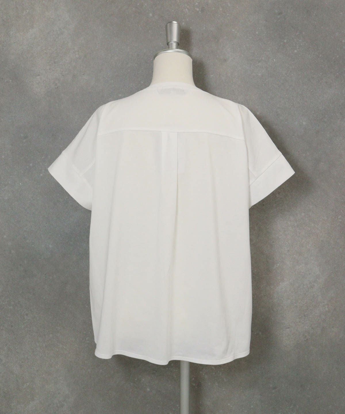 ビーズ刺繍UV冷感プルオーバー(ホワイト)後ろ