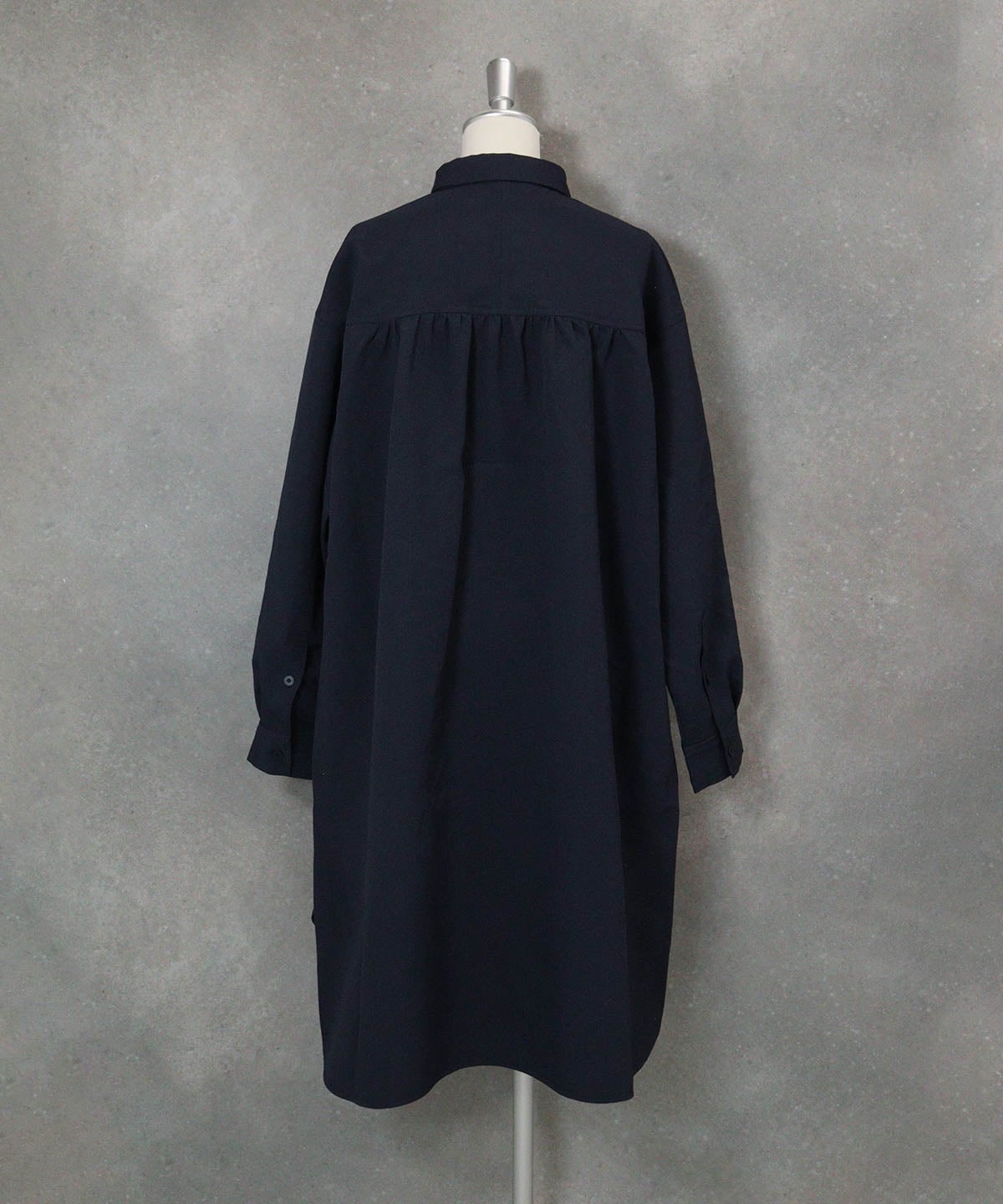 ポイント刺繍撥水ロングシャツ(ネイビー)後ろ