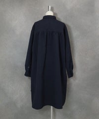 ポイント刺繍撥水ロングシャツ(ネイビー)後ろ