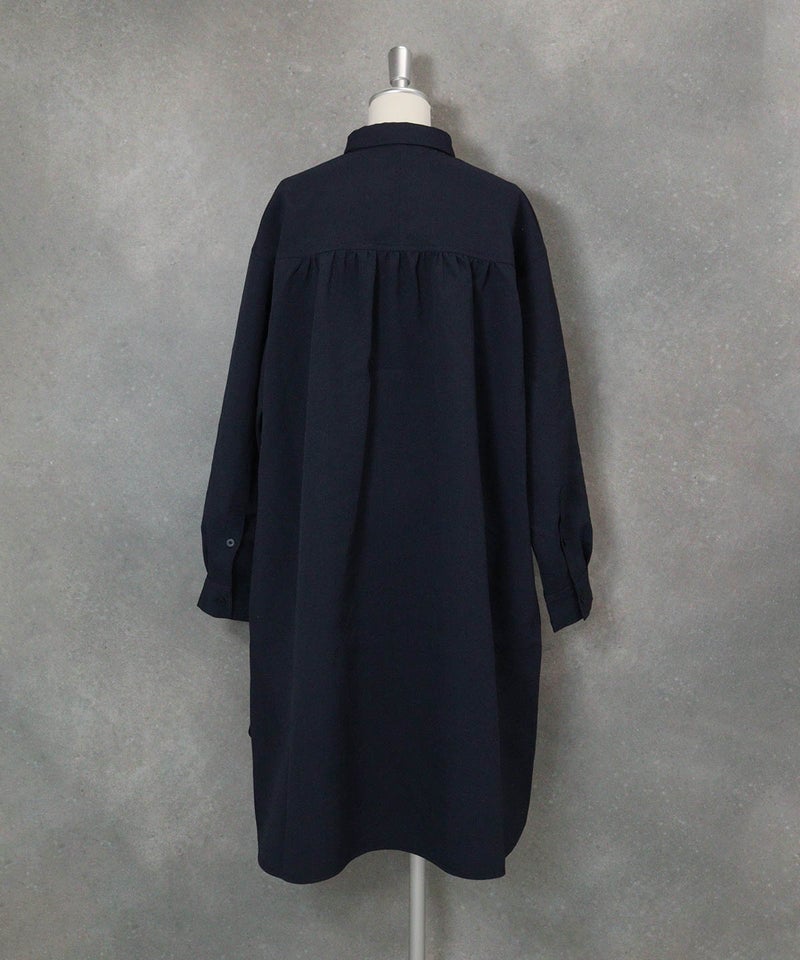 ポイント刺繍撥水ロングシャツ(ネイビー)後ろ