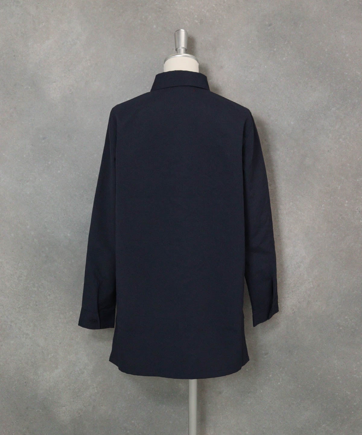 ポイント刺繍撥水ミドル丈シャツ(ネイビー)後ろ