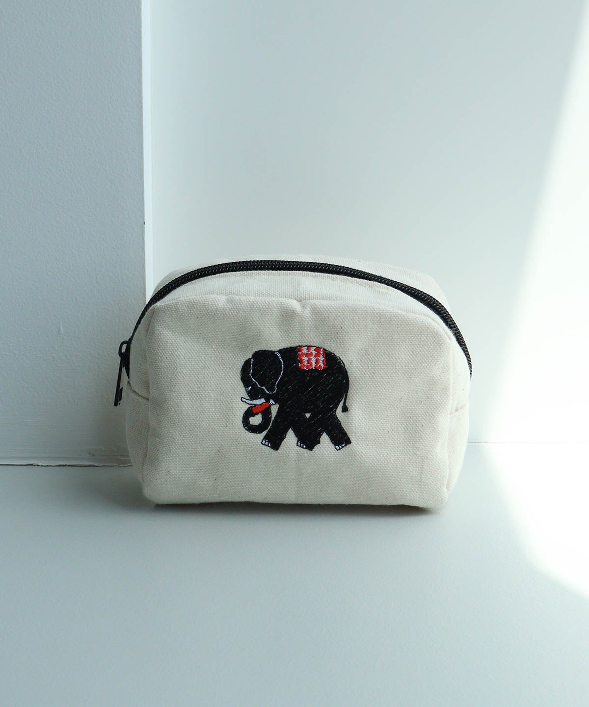 刺繍ポーチ（ゾウ/ブラック）