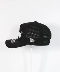 刺繍キャップ (NEW ERA®コラボ)（ブラック）左横