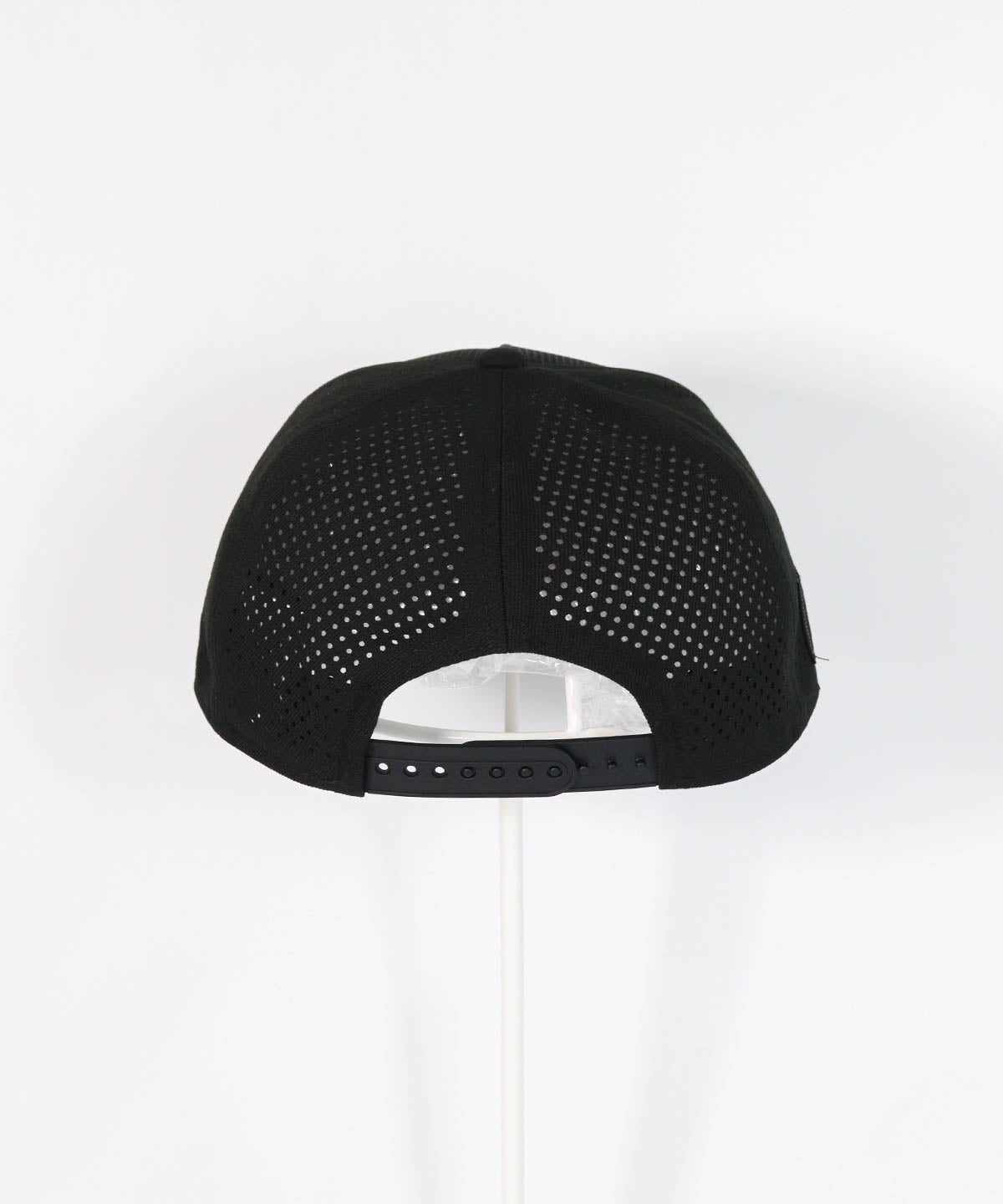 刺繍キャップ (NEW ERA®コラボ)（ブラック）後ろ