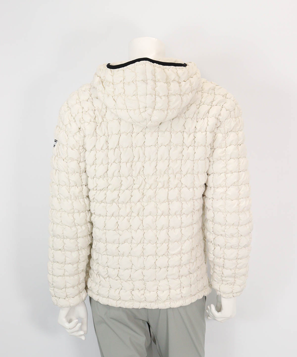 【UNISEX】ギャザーキルト保温ブルゾン（ホワイト）後ろ
