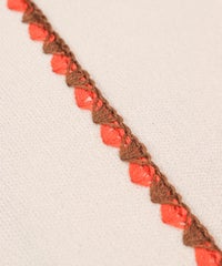 ライン刺繍部分（ベージュ）