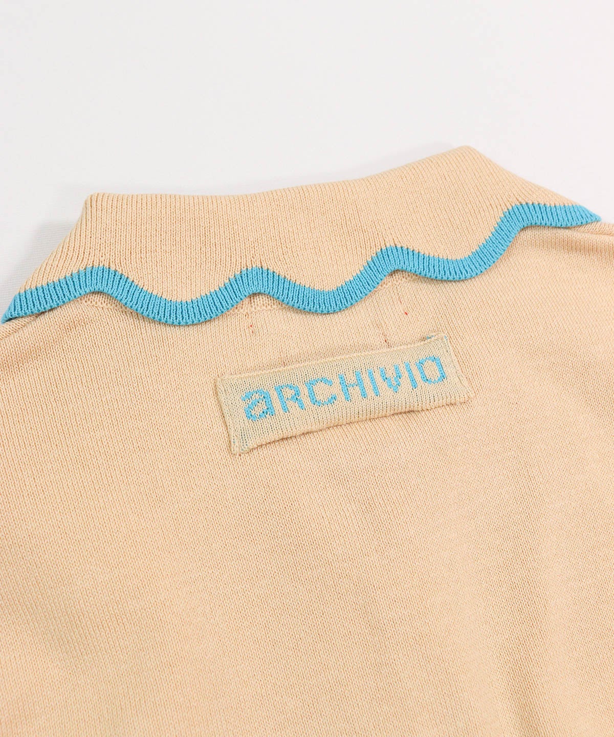 バックロゴアップ（ベージュ）