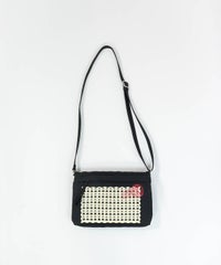 マルチポケット見開きショルダーバック後（ブラック×ホワイト）