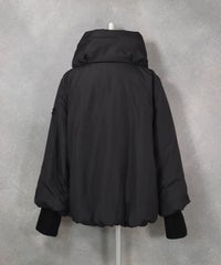 キャメル混スタンドカラーダウンコート（ブラック）バック