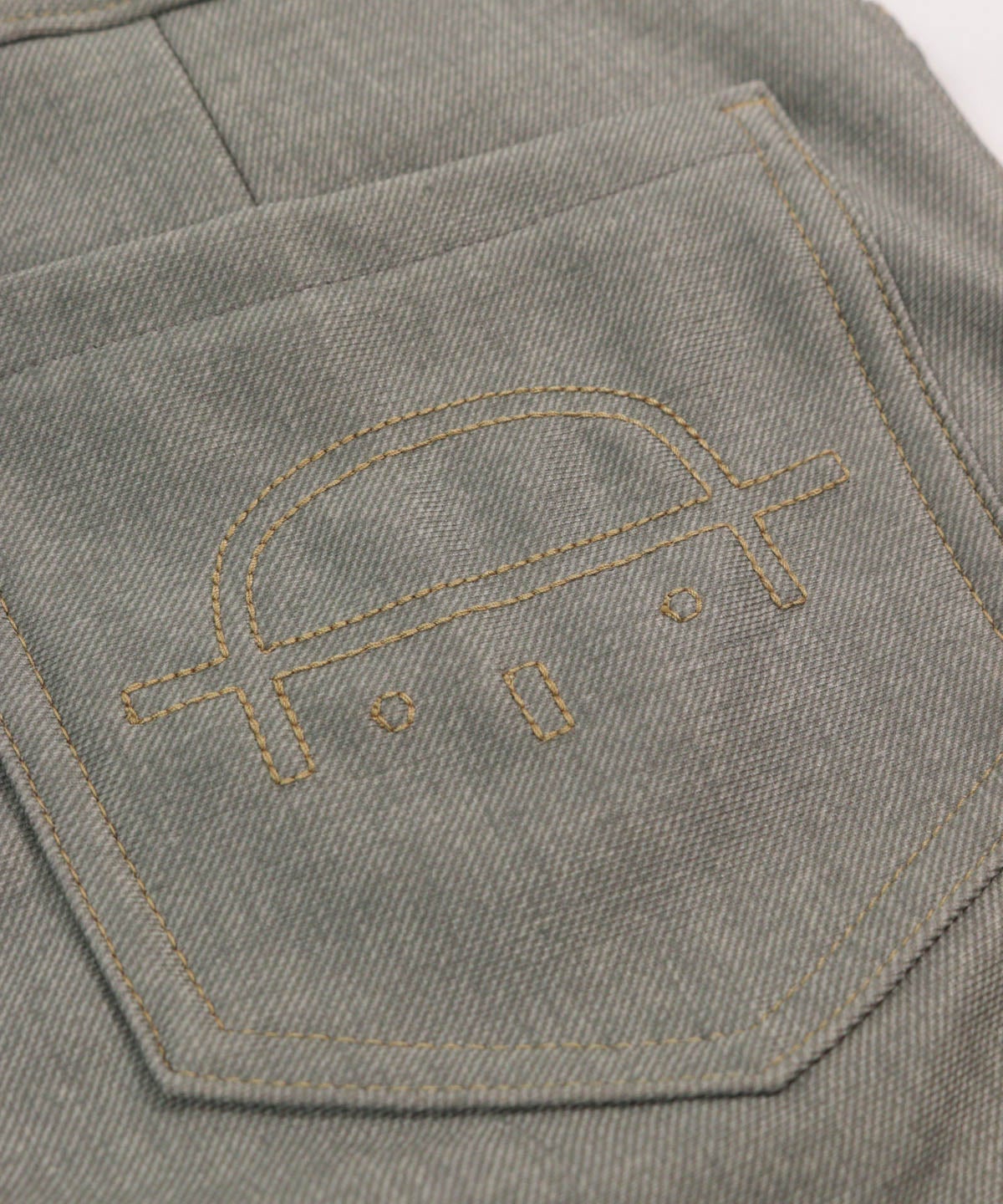 バック刺繍部分（グレー）