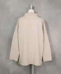 ビーズワッペンモックネックニット（ベージュ）バック