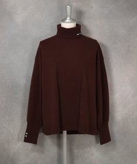 ウール100％ピコ刺繍タートルニット（ブラウン）前