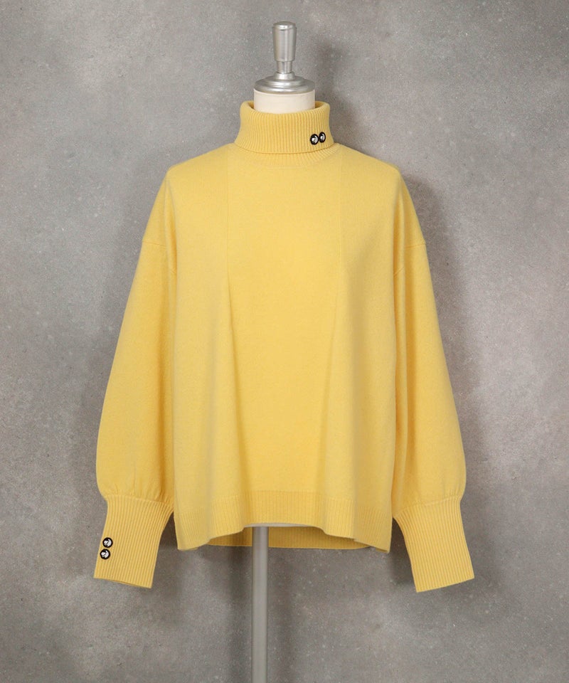 ウール100％ピコ刺繍タートルニット（イエロー）前