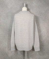  ウール混ロゴレタリングニット（ライトグレー）後ろ