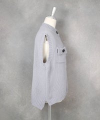 ハイネックニットベスト横（ライトグレー）