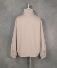 保温発熱刺繍ハイネックプルオーバー（ベージュ）バック