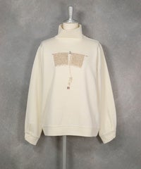 保温発熱刺繍ハイネックプルオーバー（ホワイト）フロント