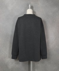  保温発熱ファスナー風プルオーバー（グレー）後ろ