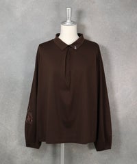 袖刺繍ブラウス（ブラウン）前