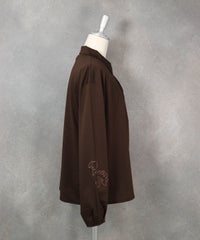 袖刺繍ブラウス（ブラウン）右横