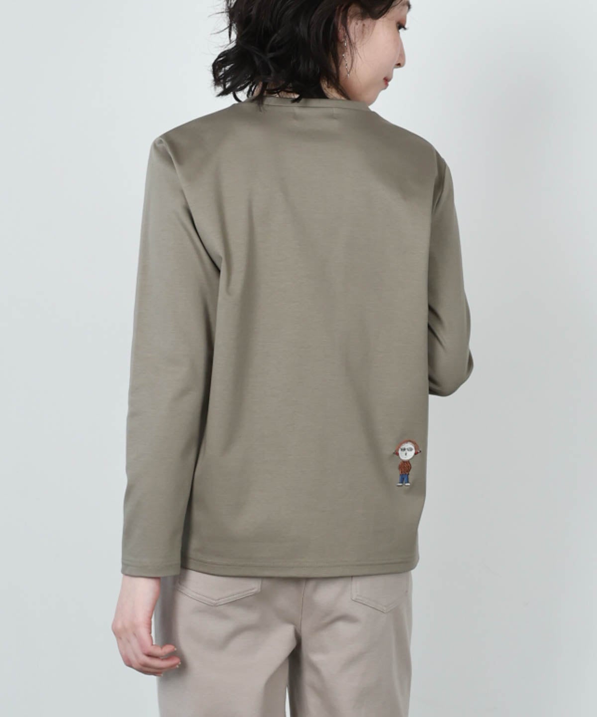 モデル着用画像（カーキ）