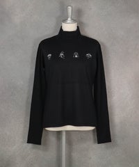 ウール100％ピコ刺繍ハイネックニット（ブラック）前