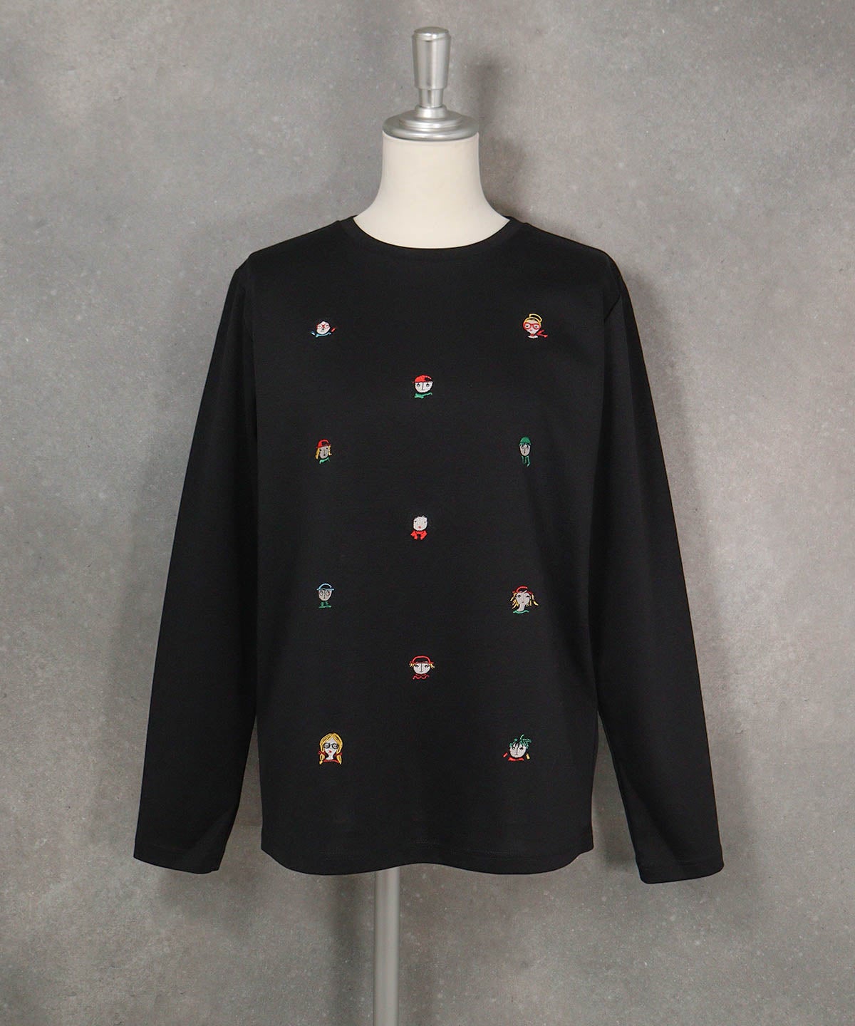 コットン100％カラフル刺繍プルオーバー（ブラック）前