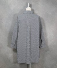 ギンガム柄七分袖刺繍ポケットブラウス（ブラック）後ろ