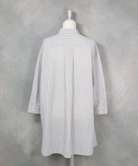 ストライプ柄七分袖刺繍ブラウス(ライトグレー)後ろ
