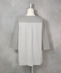 コットン100％切替ボーダープルオーバー（グレー）後ろ
