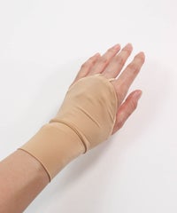 グローブ着用イメージ（ベージュ）